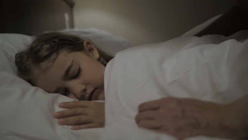 Sleep mom video. Goodnight mother 20/20. Night and her daughter Sleep.
