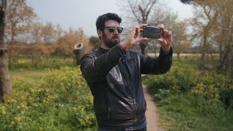 Person doing mobile photography .