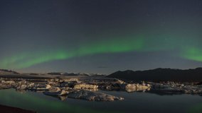 Timelapse of amazing Northern Lights at Glacier Lagoon / Jökulsarlón with icebergs in view