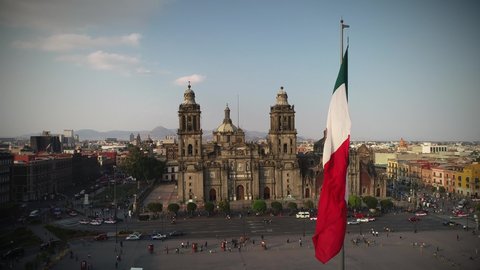 Bandera de Mexico en zócalo capitalino drone view