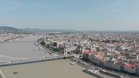 Panorama aerial footage shows the trafic on Elisabeth Bridge and view on Pest with Budapest eye. Cruise liner on the river Danube in Budapest, Hungary | Stock video 60fps 2.7k