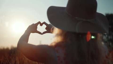 Girl Made Love Heart Stockvideoklipp royaltyfria) 1031840687 | Shutterstock