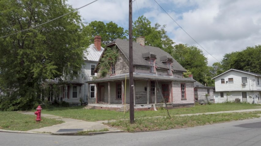 A gimbal shot of an abandoned home.