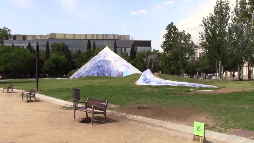 The Estación del Norte park is located in the grounds surrounding the bus station. It is a park, spacious and sunny, a remarkable piece of land art that is organized around a large sculpture. Blue pot
