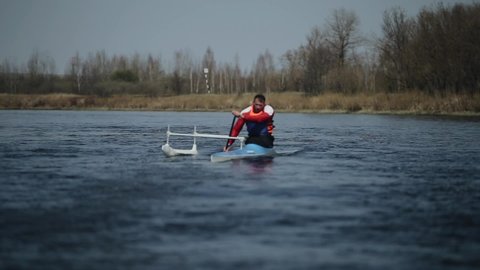 Disabled athlete rowing on the river in a canoe. Rowing, canoeing, paddling. Training. Kayaking. paraolympic sport. canoe for disabled people. 库存视频
