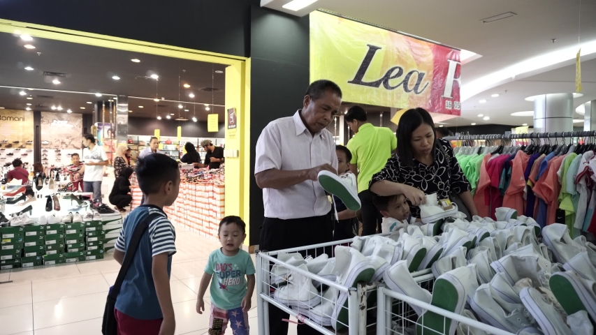 Kota kinabalu, sabah - may 28, 2019: hari raya shoes sale at city mall  shopping complex kota kinabalu sabah. cinematic color graded footage. 4k.