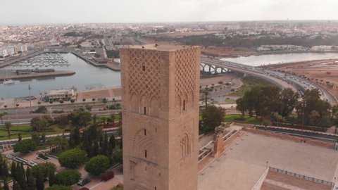 Rabat morocco: Drone footage of Rabat 29 juin 2019 , View of Tour Hassan tower - Hassan Tower or Tour Hassan is the minaret à Rabat