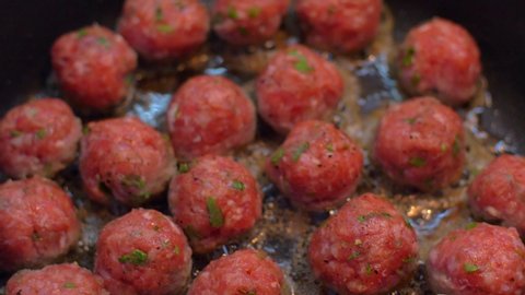 Preparation of home-made meatballs on a pan