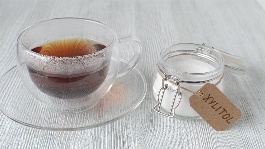 Кофе в женских руках фото. Рука наливает кофе. Кофе с разноцветным сахаром. Bubble tea. Человек кладет сахар в чай.