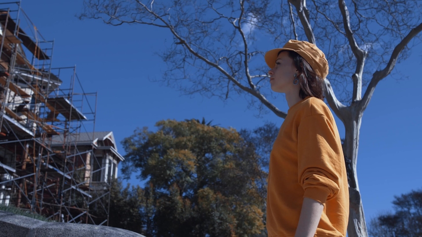 Young girl doing a photo on the retro camera