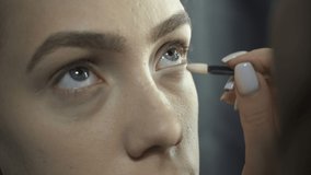 Video of visagist applying eyeshadows