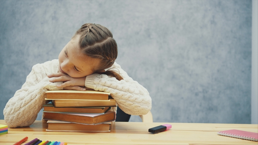 Little bit tired. Little bit tired. цианид и кальций комикс. Gacha life глаза. человек под столом.