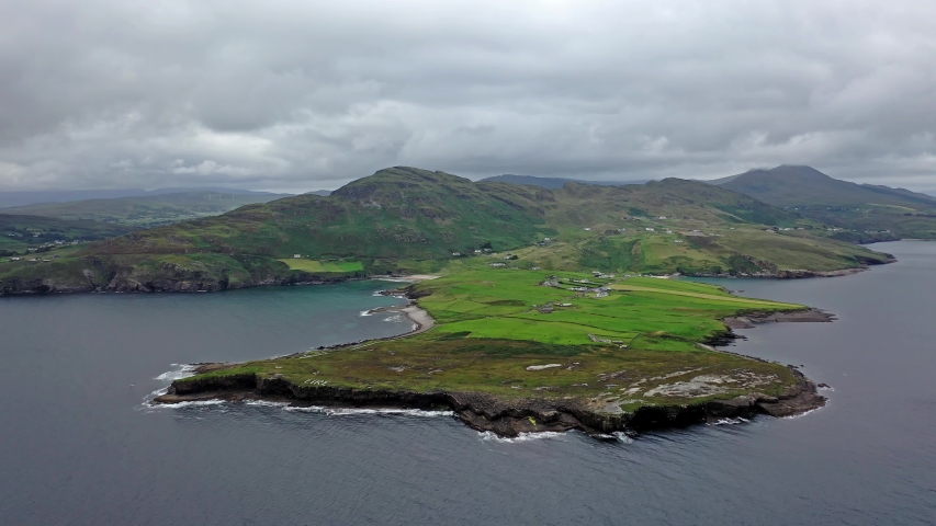 Mucross Head is a small peninsula about 10km west of Killybegs in County Donegal in north-west Ireland and contains a popular rock-climbing area, noted for its unusual horizontally layered structure.