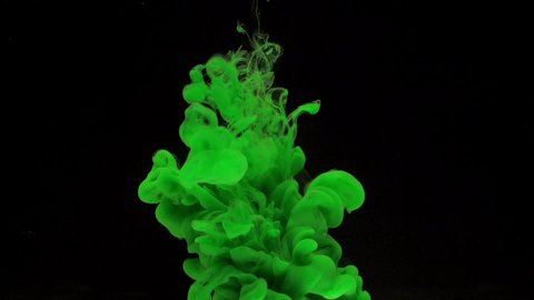 Colorful green ink drops from above mixing in water, swirling softly underwater on black background with copy space. Acrylic cloud of paint isolated. Abstract smoke explosion animation. Slow motion. : vidéo de stock