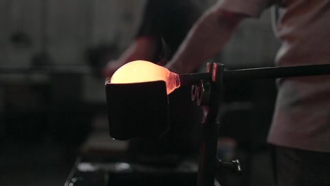 Master glass, hot glass works with manual labor.
