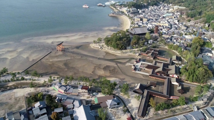 Floating Torii gate and Itsukushima Shrine complex, UNESCO World Heritage Site, Miyajima Island, Hiroshima Prefecture, Japan, Asia