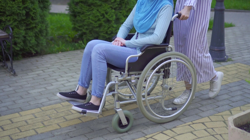 female nurse encouraging disabled old patient Stok Videosu (%100 Telifsiz) ...