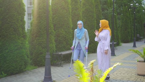 Video Stok Muslim Nurse In Hijab Helps 100 Tanpa Royalti 1026098387 Shutterstock