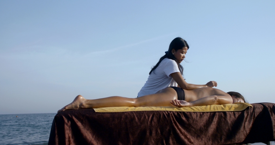 professional asian massager giving massage girl: Stockvideók (100%-ban jogd...