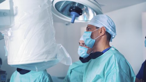 Professional neurosurgeon performs the operation. Teamwork of specialists in the operating room. Surgeon uses special medical instruments for treatment. - Βίντεο στοκ