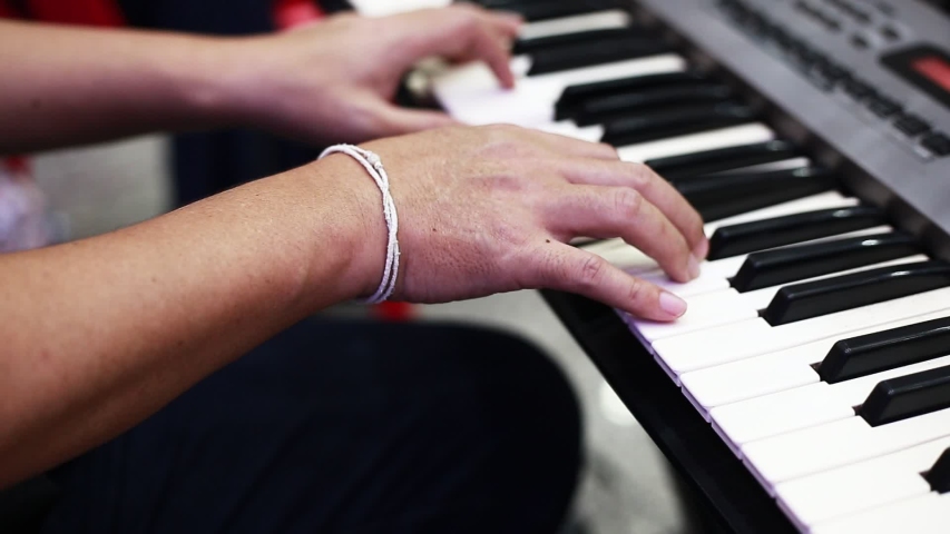 Teaching keyboard детский обучающий синтезатор. Playing keyboard. Цифровое пианино в интерьере. Плоский синтезатор. Play keyboard kiefer.
