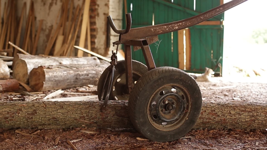 The device for raising logs in action.