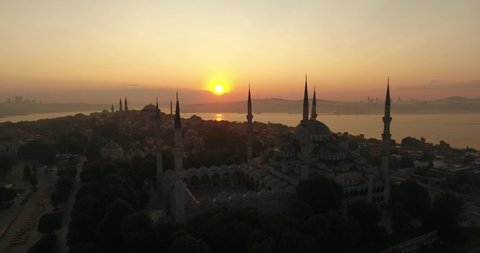 The sun rises over the sultanahmet mosque in Istanbul