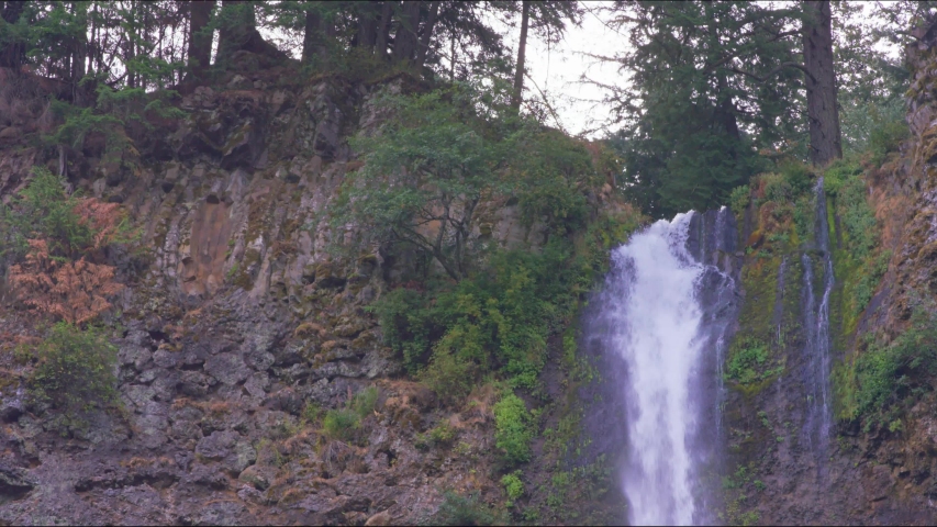 Multnomah Falls top close up