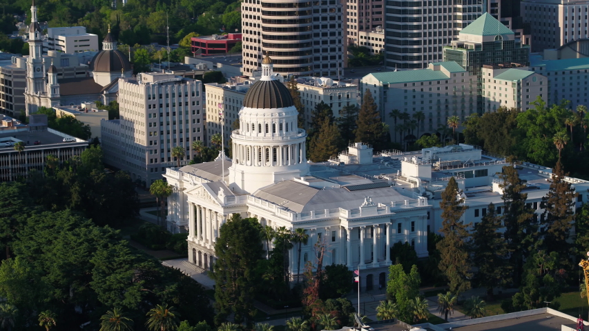 Aerial California Sacramento May 2019 Sunny Day 90mm Zoom 4K Inspire 2

Aerial video of downtown Sacramento on a beautiful sunny day with a zoom lens.