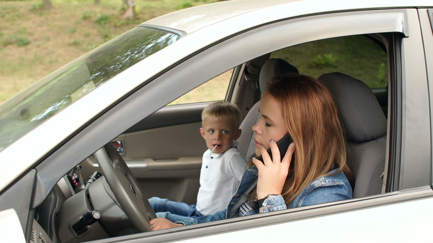 Мама говорит машина. Ребенок сидит у мамы на руках в машине. Фото мама за рулем в машине. Сын 16 лет с мамой сидят в машине. Картинка мама разговаривает по телефону в машине с детьми.