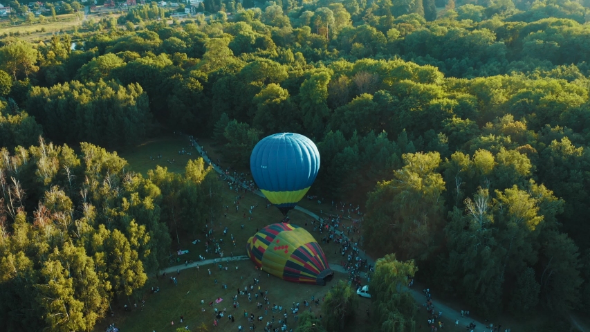 The problem with launching balloons. Hot air balls are hooked and cannot take off. Aerial footage 4k