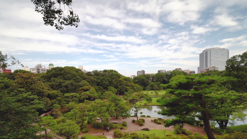 Video timelapse of the garden of Rikugien in Tokyo in Japan.