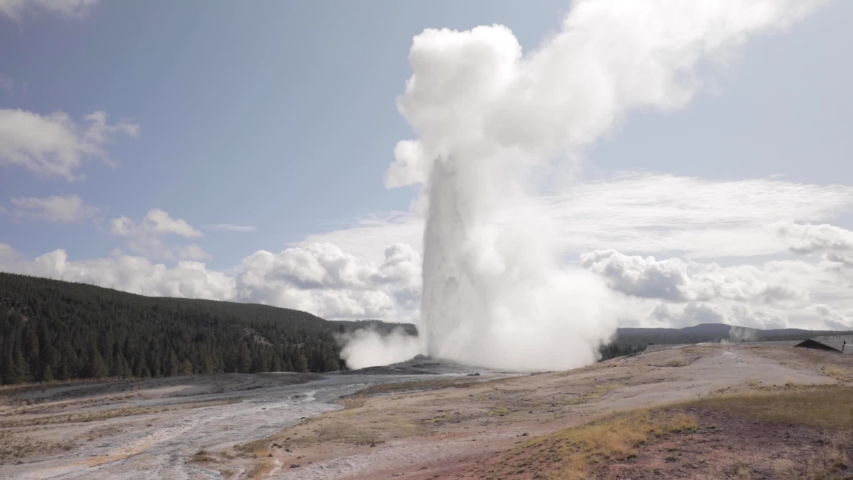old faithful Yellowstone national park eruption