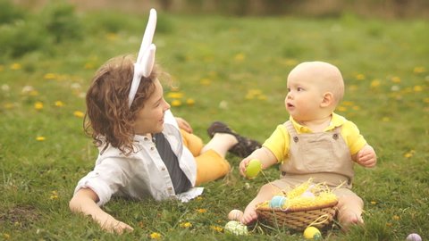 Mom Plays With Her Son Video De Stock 100 Libre De Droit Shutterstock