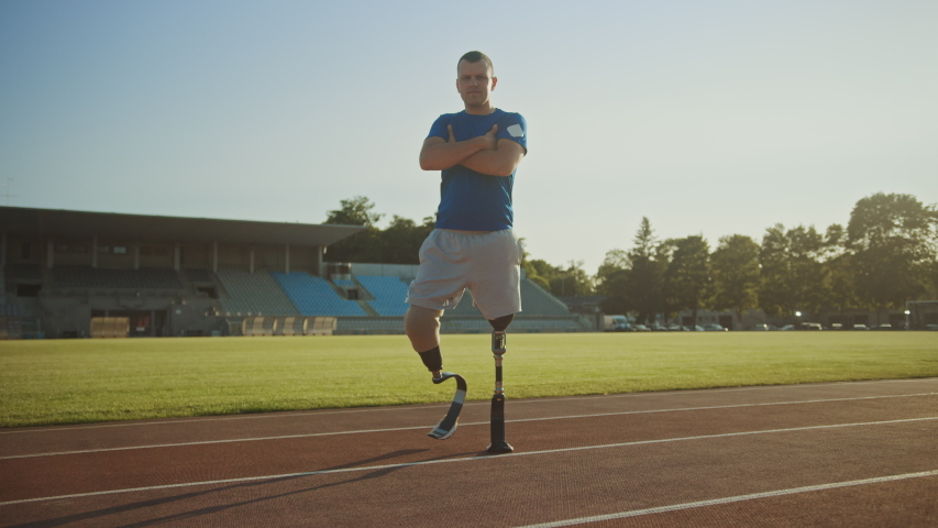 athletic disabled fit man prosthetic running: стоковое видео (без лицензион...