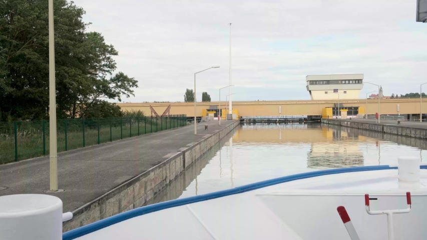 Wallsee-Mitterkirchen Lock.ship entering the sluice. Fast motion
