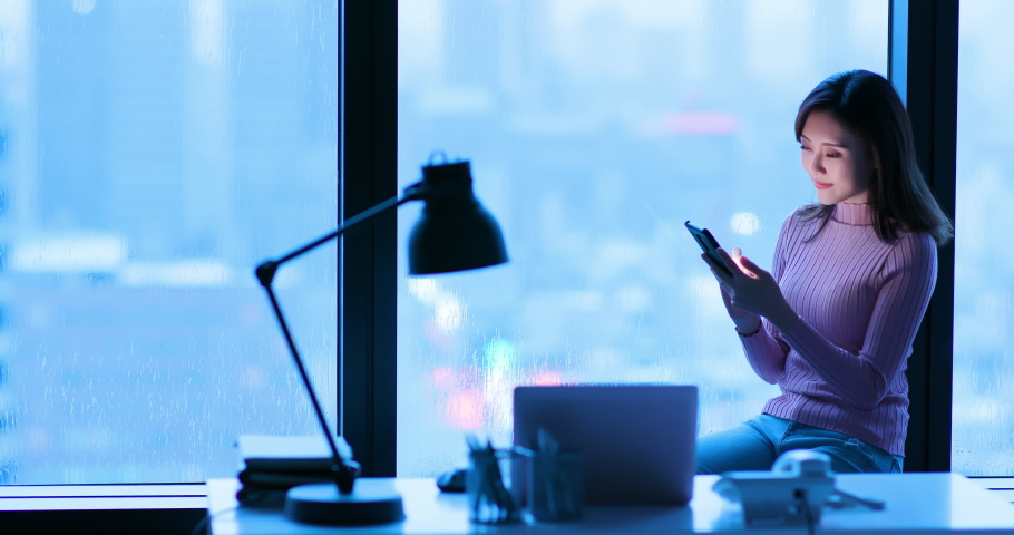 Asian businesswoman use cellphone at night in the office Royalty-Free Stock Footage #1037136227