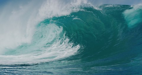 Slow motion barreling wave with texture and wind spray, raw natural wonders Stockvideó