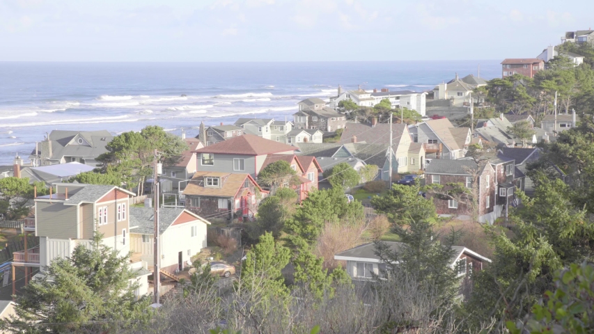 Wide Shot of the ocean behind Lincoln City, Oregon houses. 4K