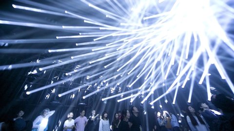 Tokyo, Japan- september 20, 2018: impressive light show and music of a room in the Mori Building Digital Art Museum with people enjoying Video Stok Editorial