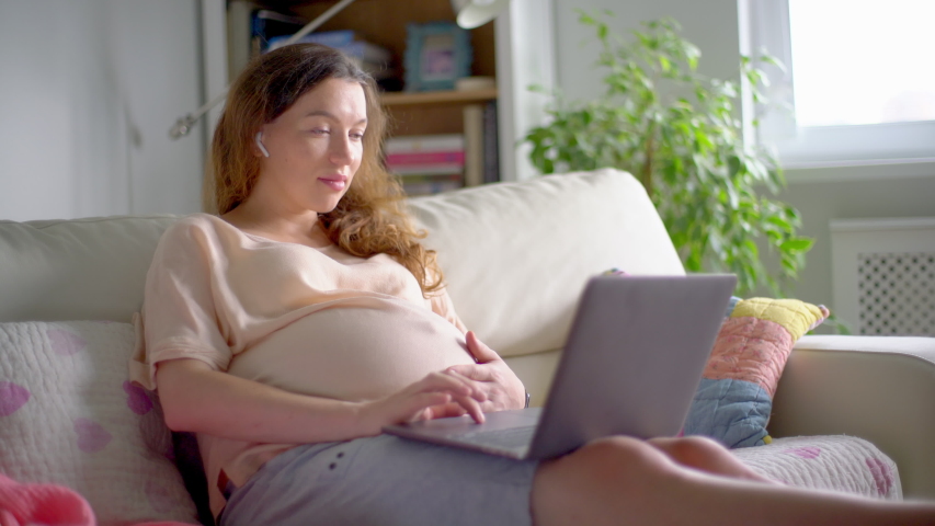 portrait young beautiful pregnant woman sitting: стоковое видео (без лиценз...