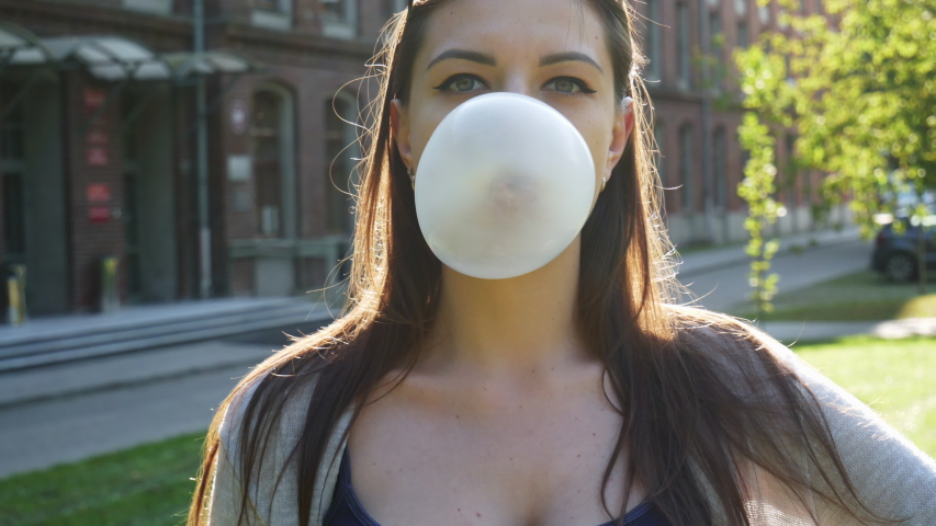La Plus Grosse Bulle De Chewing Gum Au Monde Young Woman Inflating a Bubble : vidéo de stock (100 % libre de droit