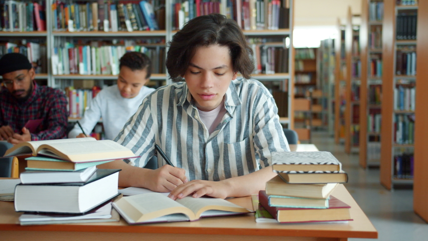 Messages 4 students 32. Студенты за границей. Девушка за учебой. Студенты азиаты. Студент с телефоном.