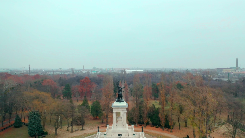 Drone footage over the statue / mausoleum of Lajos Kossuth in the most famous Kerepesi cemetery in Budapest.