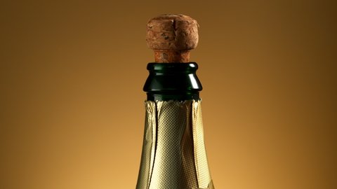 Super slow motion of Champagne explosion with flying cork closure, opening champagne bottle closeup. 库存视频