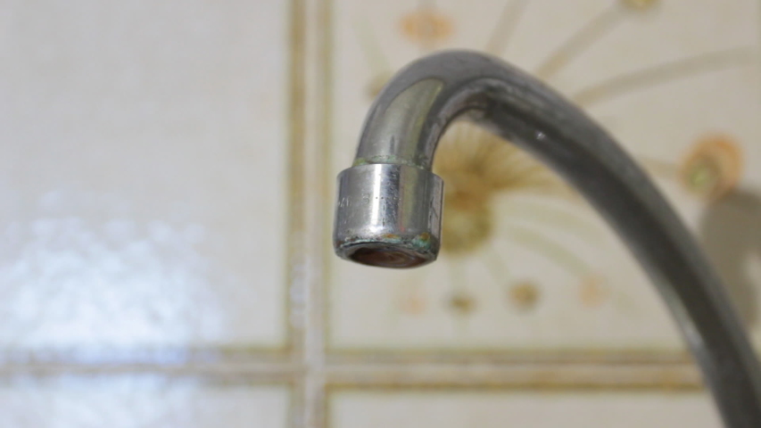 Получите стоковое видео «Kitchen Sink Faucet Leaks Water Dripping» продолжи...