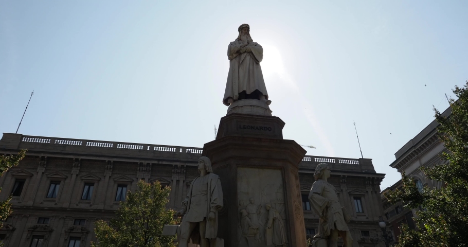 Leonardo Da Vinci statue in piazza della Scala di Milano, Italy inagurated in 1872. Sunflare effect.
