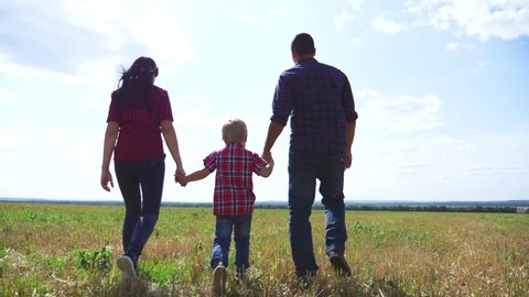 Happy Family Walking Nature Teamwork Stockvideos Filmmaterial 100 Lizenzfrei Shutterstock