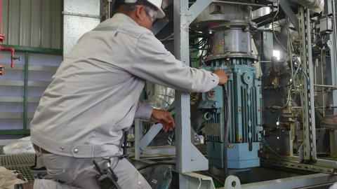 Electrician to terminate power cable to Induction motor of Machine in Oil refinery plant 