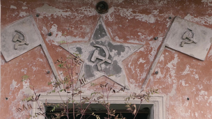 retro bas-relief sickle and hammer symbolism of the USSR on the facade of the old building Royalty-Free Stock Footage #1038417728